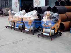 福瑞得機械5臺壓路機，一臺混凝土整平機及時發(fā)貨